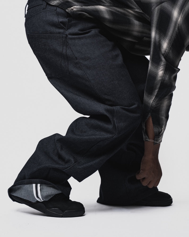 JOVO INDIGO JEANS — model detail shot, exaggerated wide boot-cut, NICKO